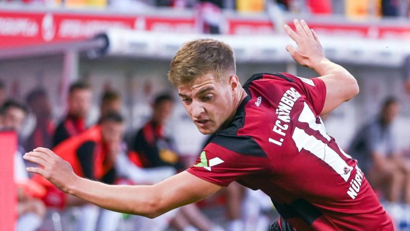 Fabian Nürnberger von Nürnberg am Ball.