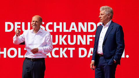 SPD-Kanzlerkandidat Olaf Scholz (l.) und Münchens Oberbürgermeister Dieter Reiter am Samstag auf dem Marienplatz in München.