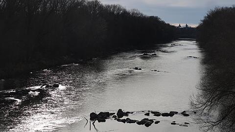 Mitarbeiter der Stadt München haben die Tote in der Isar entdeckt. (Archivbild)