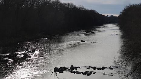 Mitarbeiter der Stadt München haben die Tote in der Isar entdeckt. (Archivbild)