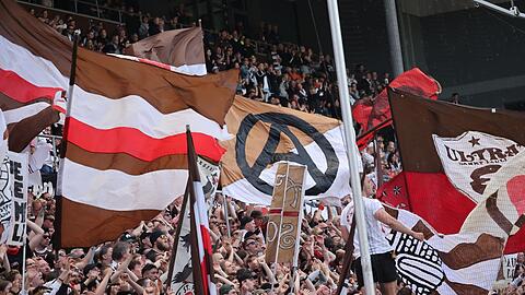 Die Fans des FC St. Pauli feierten den Aufstieg in die Bundesliga ausgelassen.