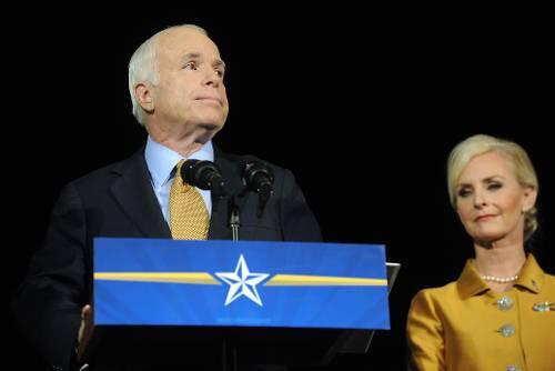 John McCain nimmt die Niederlage würdevoll an.
