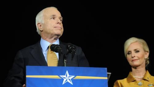 John McCain nimmt die Niederlage würdevoll an. John McCain nimmt die Niederlage würdevoll an.