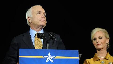 John McCain nimmt die Niederlage würdevoll an.