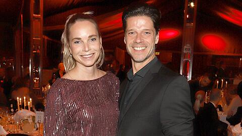 Schauspieler Steffen Dürr, hier mit Ehefrau Katharina, soll 2026 ins Dschungelcamp einziehen.