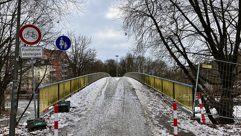 Hier m&uuml;ssen Radfahrer eigentlich absteigen, weil das Gel&auml;nder zu niedrig ist. Die Gr&uuml;nen im Bezirksausschuss fordern, die Br&uuml;cke wieder f&uuml;r Radfahrer freizugeben.