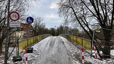 Hier m&uuml;ssen Radfahrer eigentlich absteigen, weil das Gel&auml;nder zu niedrig ist. Die Gr&uuml;nen im Bezirksausschuss fordern, die Br&uuml;cke wieder f&uuml;r Radfahrer freizugeben.
