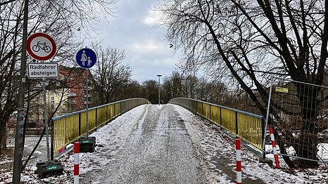 Hier m&uuml;ssen Radfahrer eigentlich absteigen, weil das Gel&auml;nder zu niedrig ist. Die Gr&uuml;nen im Bezirksausschuss fordern, die Br&uuml;cke wieder f&uuml;r Radfahrer freizugeben.