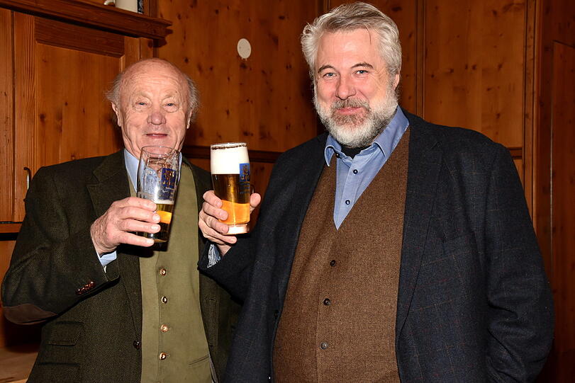 Prost! Die Schauspieler Hans Stadlbauer (l.) und Dieter Fischer.