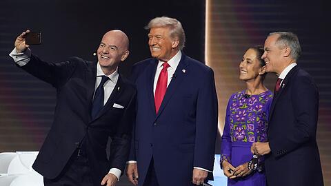 FIFA-Pr&auml;sident Gianni Infantino (l-r) macht ein Selfie mit US-Pr&auml;sident Donald Trump, der mexikanischen Pr&auml;sidentin Claudia Sheinbaum und dem kanadischen Premierminister Mark Carney. (Archivbild)