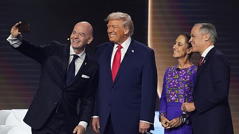 FIFA-Pr&auml;sident Gianni Infantino (l-r) macht ein Selfie mit US-Pr&auml;sident Donald Trump, der mexikanischen Pr&auml;sidentin Claudia Sheinbaum und dem kanadischen Premierminister Mark Carney. (Archivbild)
