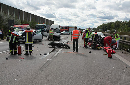 Tragische Aufnahmen vom Unfallgeschehen auf der A99 Richtung Nürnberg Höhe Hohenbrunn.
