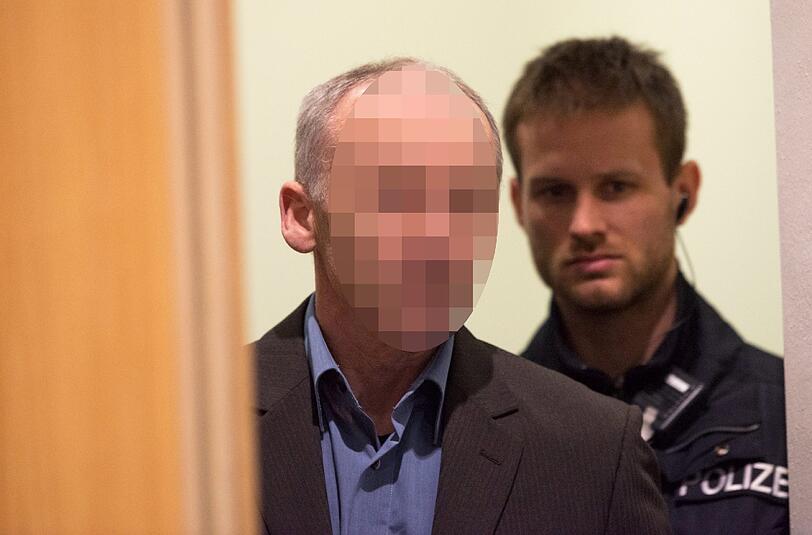 Weil einer der Angeklagten im Polizistenmord-Prozess in Augsburg an Parkinson erkrankt ist, kann der Prozess nicht planmäßig fortgesetzt werden.