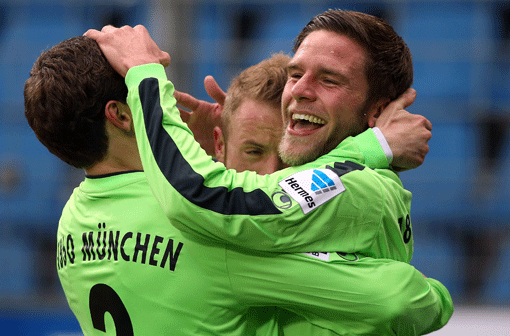 Dominik Stahl und die Löwen jubeln über das 1:0 in Bochum