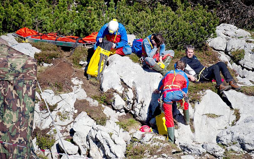 Am Einstieg der Riesending-Schachthöhle warten die Rettungskräfte.