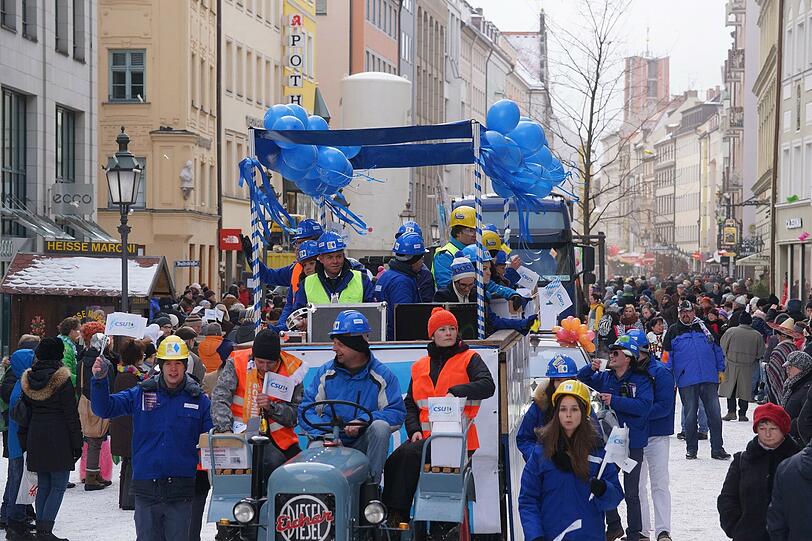 Weitere Bilder vom Faschingsumzug der "Damischen Ritter" in München am 08. Februar 2015.