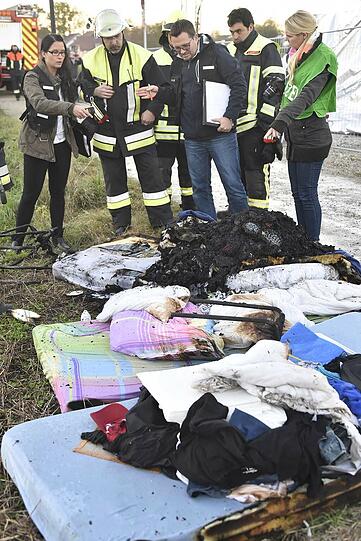 Nach dem Brand in einem Wohnabteil kollabierte die Traglufthalle.