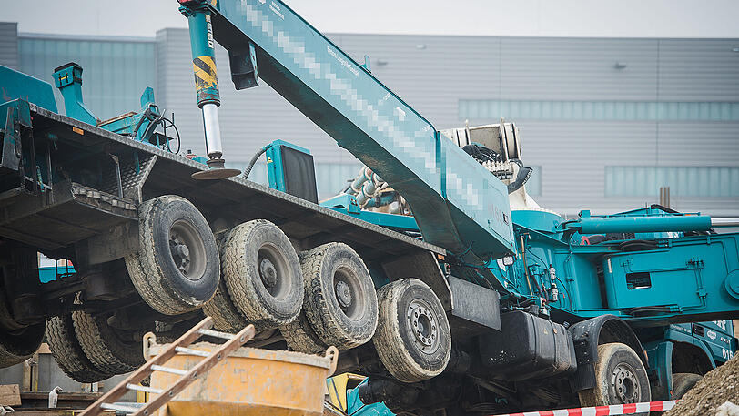 Am Donnerstagvormittag stürzte auf einer Baustelle in Freising eine Betonpumpe auf zwei Arbeiter - sie starben noch vor Ort.