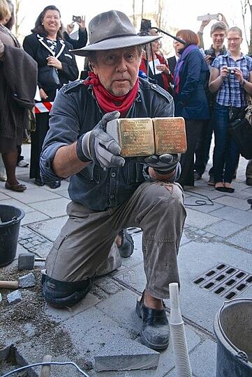 Gunter Demnig hat an der Lindwurmstrasse 205 die Stolpersteine verlegt.