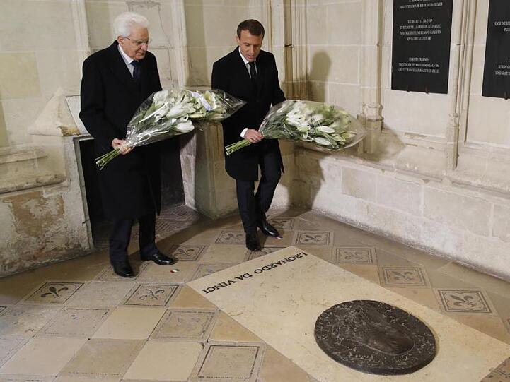 Emmanuel Macron (r), Präsident von Frankreich, und Sergio Mattarella, Präsident von Italien, legen Blumen am Grab von Leonardo Da Vinci nieder.