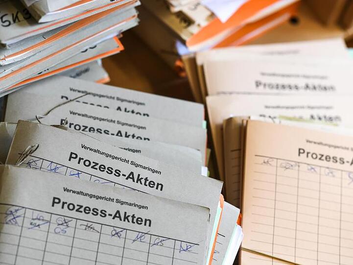Prozessakten im Verwaltungsgericht Sigmaringen: Deutschlands Verwaltungsgerichte sind weiter stark durch Asylverfahren belastet.
