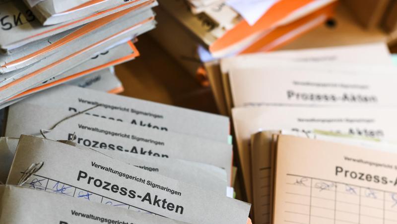Prozessakten im Verwaltungsgericht Sigmaringen: Deutschlands Verwaltungsgerichte sind weiter stark durch Asylverfahren belastet. Prozessakten im Verwaltungsgericht Sigmaringen: Deutschlands Verwaltungsgerichte sind weiter stark durch Asylverfahren belastet.