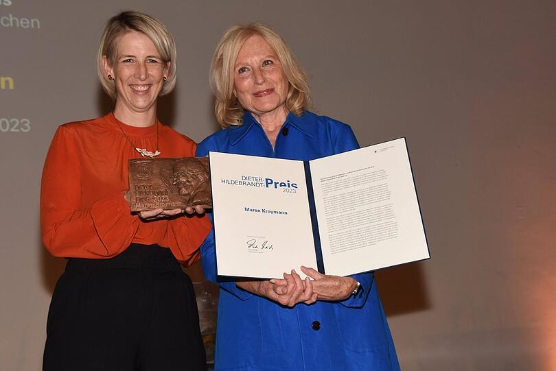 Kulturbürgermeisterin Katrin Habenschaden (links) überreicht der Schauspielerin und Kabarettistin Maren Kroymann den Dieter-Hildebrandt-Preis.