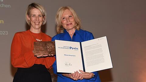 Kulturbürgermeisterin Katrin Habenschaden (links) überreicht der Schauspielerin und Kabarettistin Maren Kroymann den Dieter-Hildebrandt-Preis.
