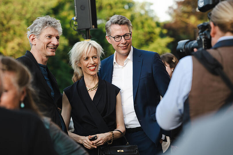 Kunstminister Markus Blume mit der Produzentin Katja Eichinger und Andrea Lissioni vom Haus der Kunst