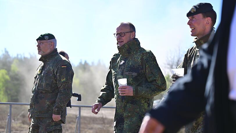 Bundeskanzler Merz besucht die Bundeswehr in Munster.