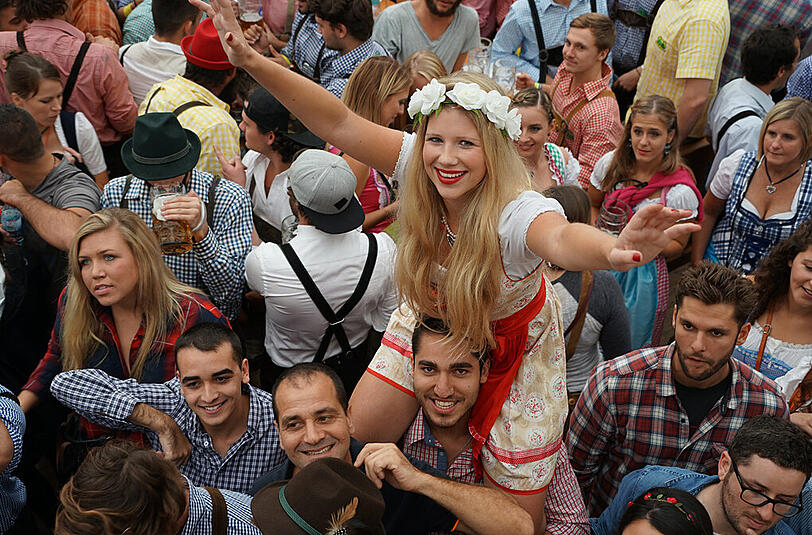 Und irgendwann gab es dann kein Halten mehr: ausgelassene Stimmung im Hofbräuzelt.