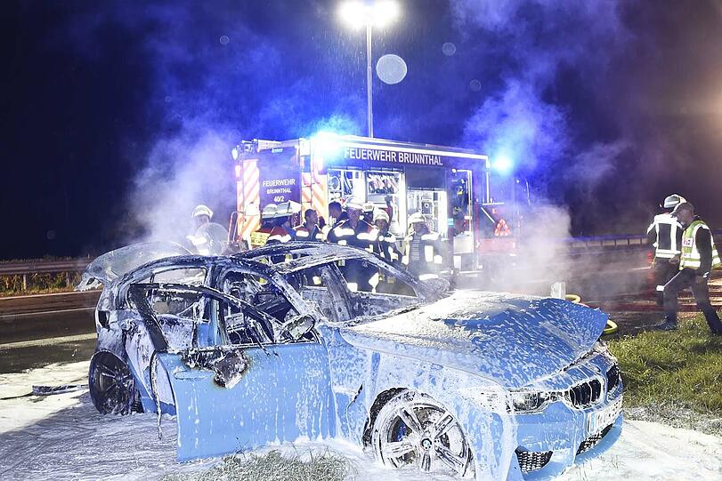 Der BMW brannte bei dem Unfall komplett aus.