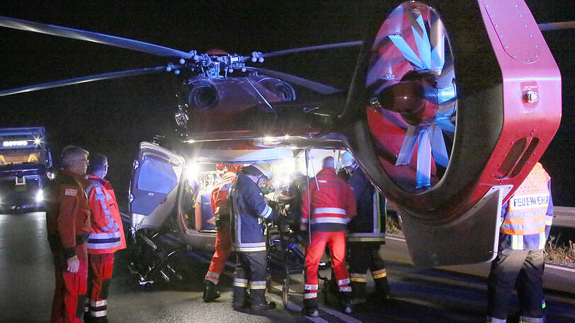 Tragischer Unfall auf der B12 - die Bilder vom Lösch- und Bergungseinsatz.