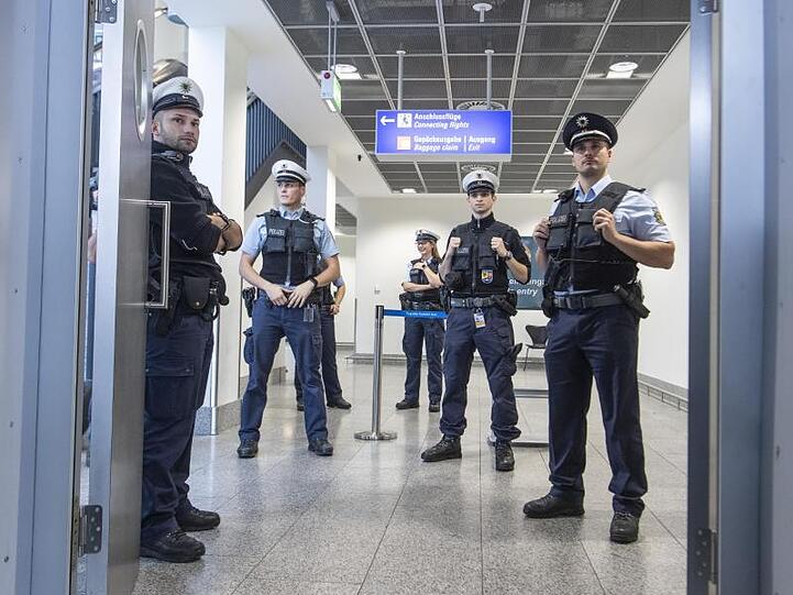 Beamte der Bundespolizei führen an einem Gate am Frankfurter Flughafen Einreisekontrollen durch (Symbol).