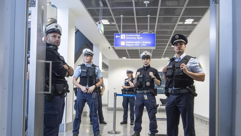 Beamte der Bundespolizei führen an einem Gate am Frankfurter Flughafen Einreisekontrollen durch (Symbol). Beamte der Bundespolizei führen an einem Gate am Frankfurter Flughafen Einreisekontrollen durch (Symbol).