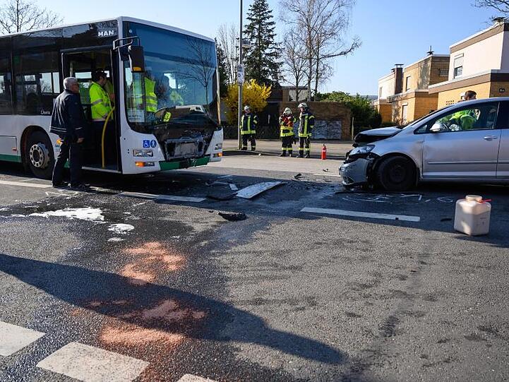 Beim Zusammenstoß eines Schulbusses mit einem entgegenkommenden Auto in Garbsen sind mehrere Insassen schwer verletzt worden.