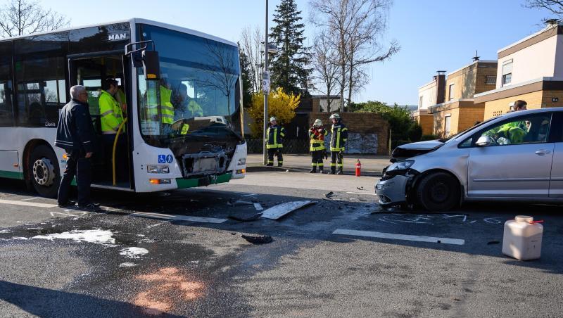 Beim Zusammenstoß eines Schulbusses mit einem entgegenkommenden Auto in Garbsen sind mehrere Insassen schwer verletzt worden. Beim Zusammenstoß eines Schulbusses mit einem entgegenkommenden Auto in Garbsen sind mehrere Insassen schwer verletzt worden.