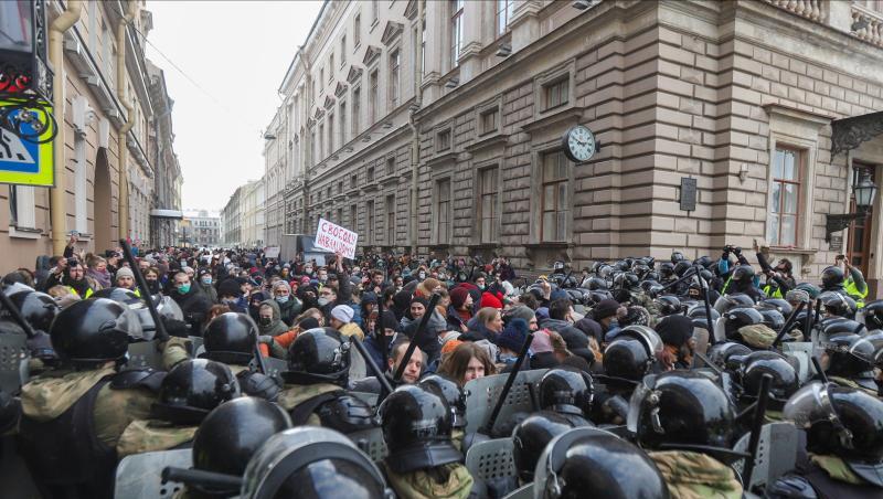 Mitglieder der Nationalgarde blockieren bei einem Protest in Sankt Petersburg die Straße.
