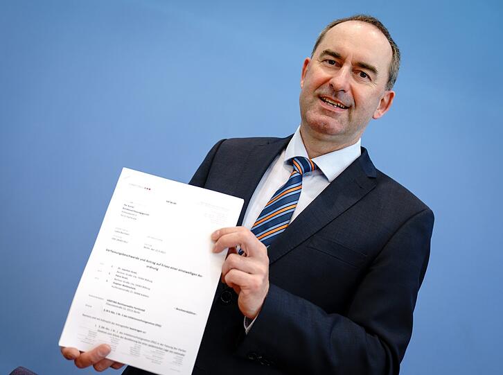 Hubert Aiwanger, in der Hand hält er die Verfassungsbeschwerde.