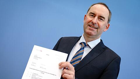 Hubert Aiwanger, in der Hand hält er die Verfassungsbeschwerde.