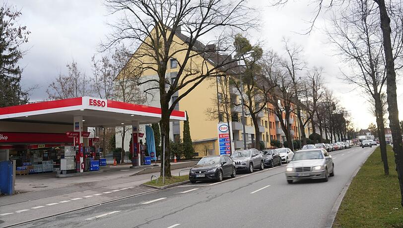 Die Tankstelle an der Lortzingstraße ist ein Hotspot für Jugendliche. Die Tankstelle an der Lortzingstraße ist ein Hotspot für Jugendliche.