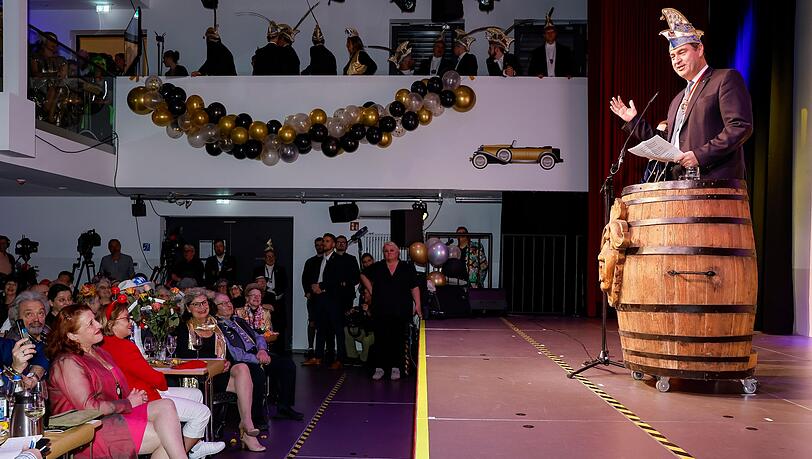 Bayerns Ministerpräsident Markus Söder (r, CSU) hält die Laudatio  beim Schlappmaulorden 2023.