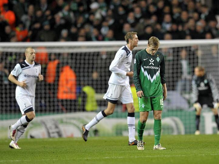 Bremens Felix Kroos schleicht nach einem Tor von Tottenham über den Platz.