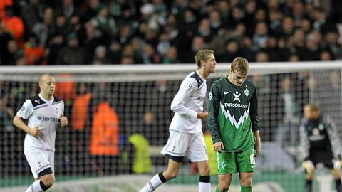 Bremens Felix Kroos schleicht nach einem Tor von Tottenham über den Platz.