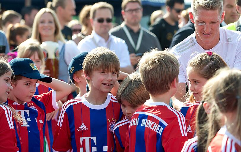 Besonders die kleinen Fans freuen sich auf die Nationalspieler und sammeln eifrig Autogramme.