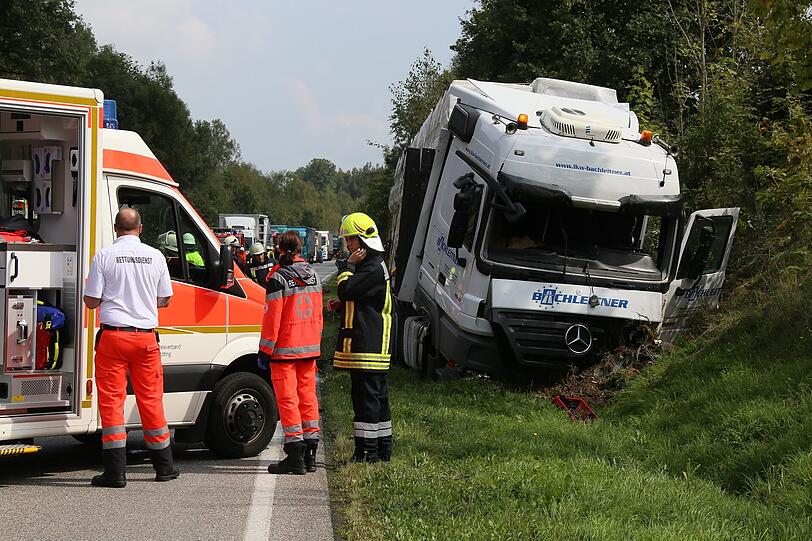 Der Wagen wurde bei dem Zusammenstoß mit dem Lkw regelrecht in seine Einzelteile zerissen.