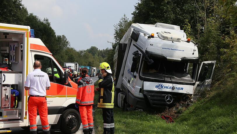 Der Wagen wurde bei dem Zusammenstoß mit dem Lkw regelrecht in seine Einzelteile zerissen.