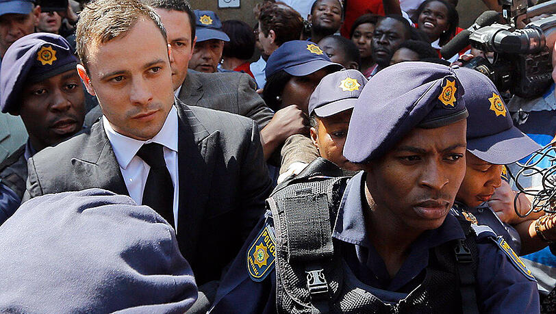 Oscar Pistorius am 12. September 2014 auf dem Weg ins Gericht. Jetzt steht seine Haftentlassung unmittelbar bevor. Oscar Pistorius am 12. September 2014 auf dem Weg ins Gericht. Jetzt steht seine Haftentlassung unmittelbar bevor.