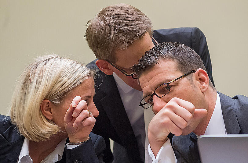 Beate Zschäpe beklagt weiter das Zerwürfnis mit den drei Anwälten Anja Sturm, Wolfgang Heer und Wolfgang Stahl (l-r)
