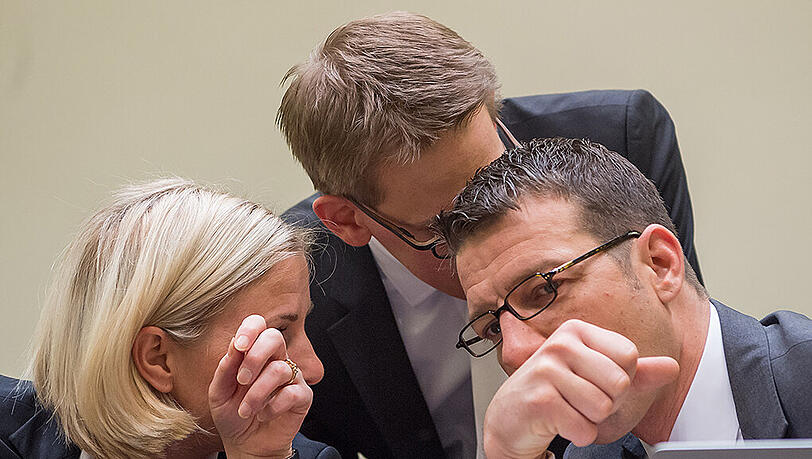 Beate Zschäpe beklagt weiter das Zerwürfnis mit den drei Anwälten Anja Sturm, Wolfgang Heer und Wolfgang Stahl (l-r) Beate Zschäpe beklagt weiter das Zerwürfnis mit den drei Anwälten Anja Sturm, Wolfgang Heer und Wolfgang Stahl (l-r)